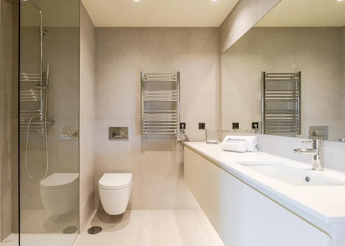 Hostwise - Stylish Flat With Terrace & Garage Πόρτο