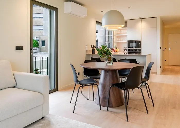 Hostwise - Stylish Flat With Terrace & Garage Διαμέρισμα *