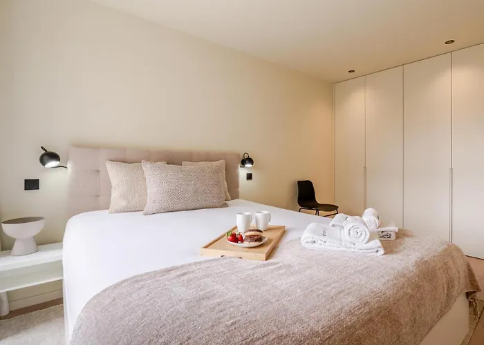 Hostwise - Stylish Flat With Terrace & Garage *