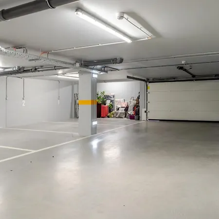 Hostwise - Stylish Flat With Terrace & Garage Apartment