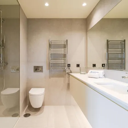 Hostwise - Stylish Flat With Terrace & Garage 波尔图