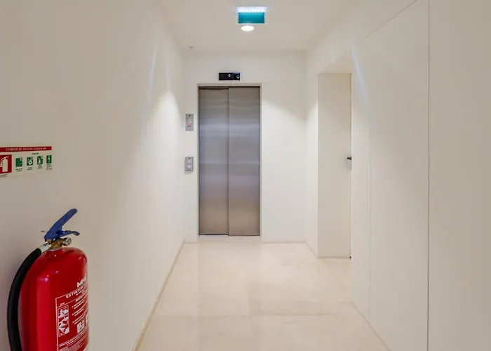 Hostwise - Stylish Flat With Terrace & Garage Appartamento