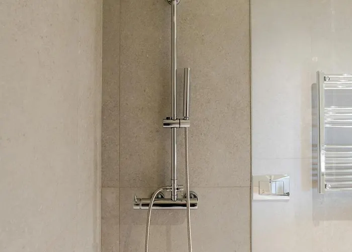 Hostwise - Stylish Flat With Terrace & Garage Appartamento *