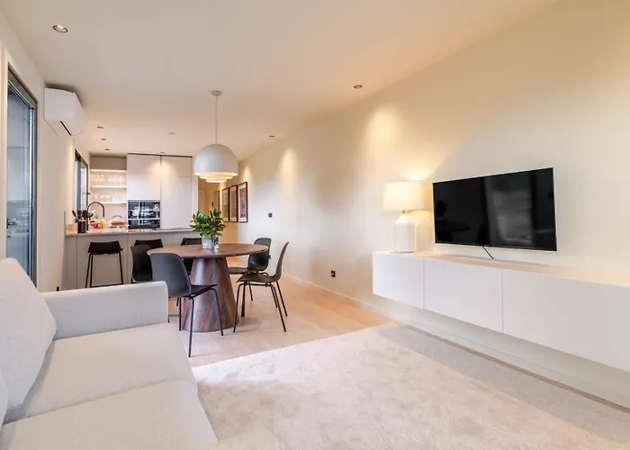 Hostwise - Stylish Flat With Terrace & Garage Appartamento