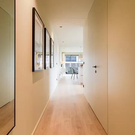 Hostwise - Stylish Flat With Terrace & Garage Apartment *
