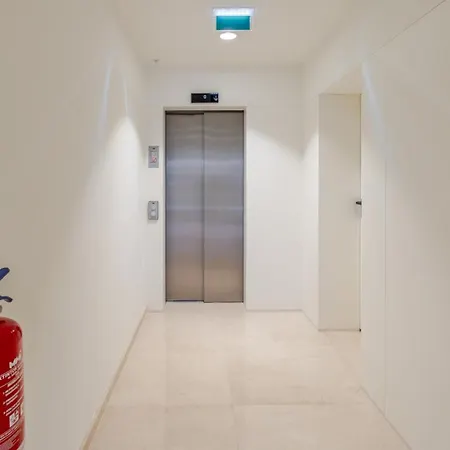 Hostwise - Stylish Flat With Terrace & Garage Apartment