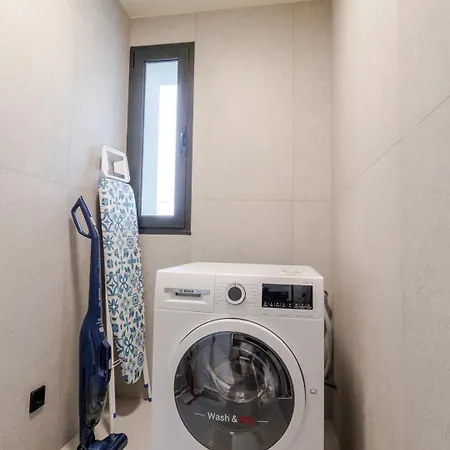 Apartment Hostwise - Stylish Flat With Terrace & Garage