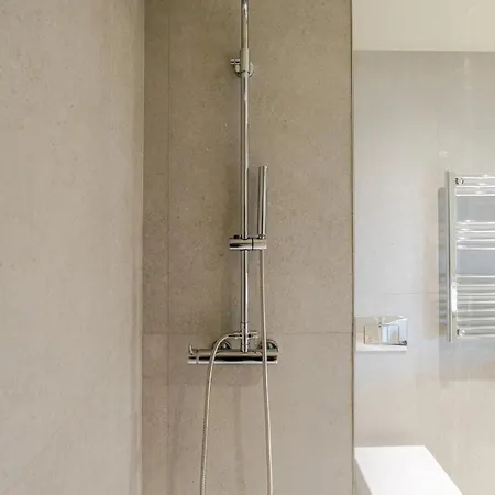 Hostwise - Stylish Flat With Terrace & Garage Apartment *