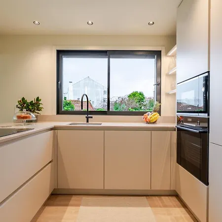 Hostwise - Stylish Flat With Terrace & Garage