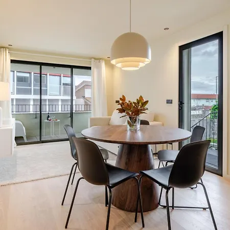 Hostwise - Stylish Flat With Terrace & Garage Apartment