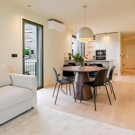 Hostwise - Stylish Flat With Terrace & Garage Apartment *