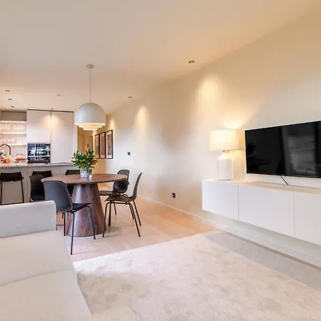 Hostwise - Stylish Flat With Terrace & Garage Apartment