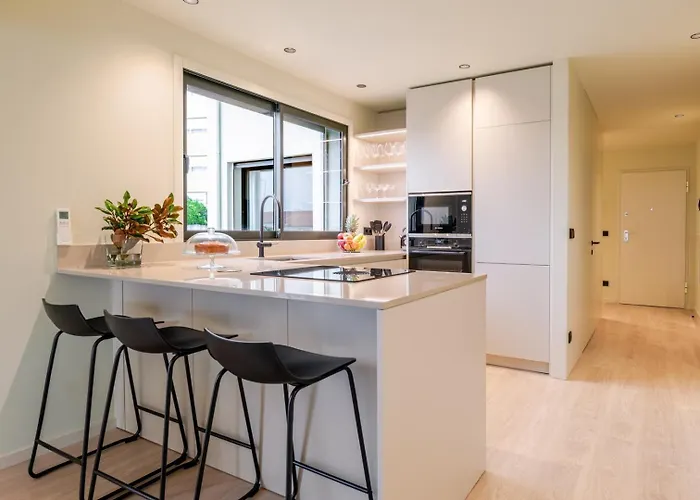 Hostwise - Stylish Flat With Terrace & Garage *