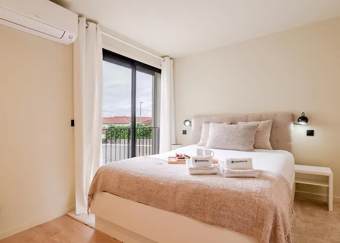 Hostwise - Stylish Flat With Terrace & Garage Porto