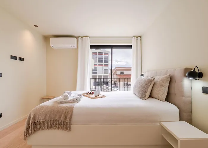 Hostwise - Stylish Flat With Terrace & Garage アパート